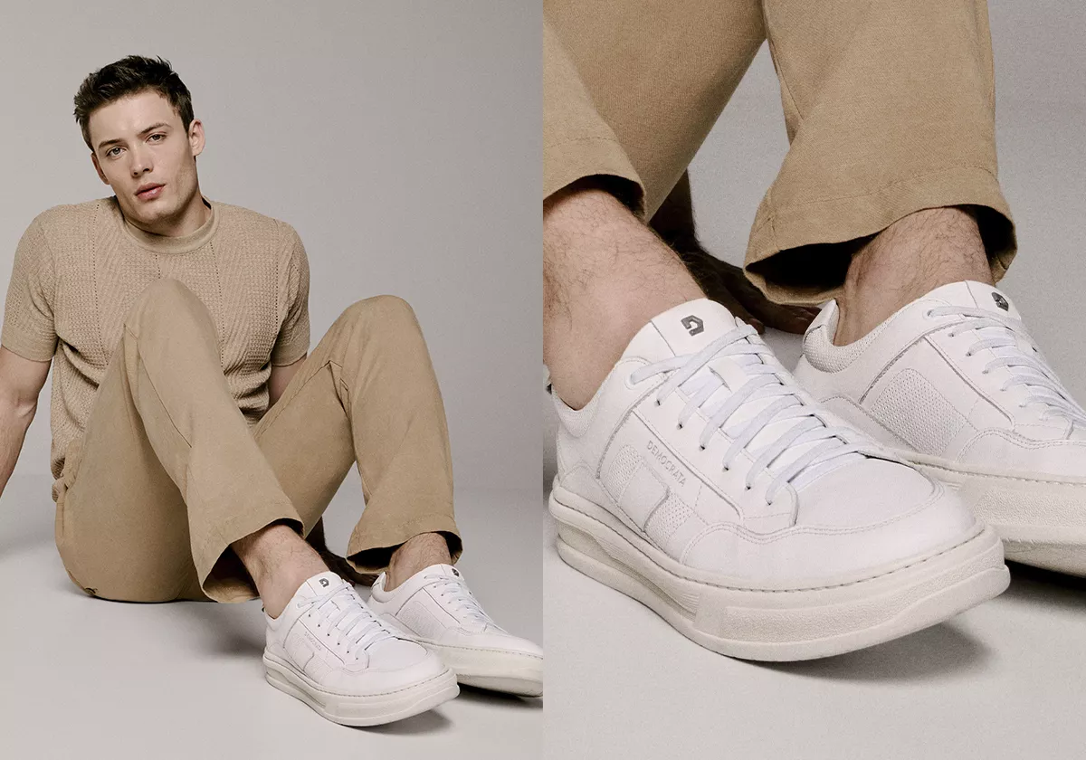 Homem usando roupa caqui com Tênis Denim Wide Branco Democrata