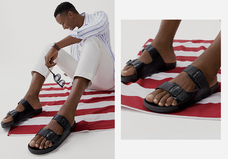Homem sentado com sandálias pretas em fundo listrado