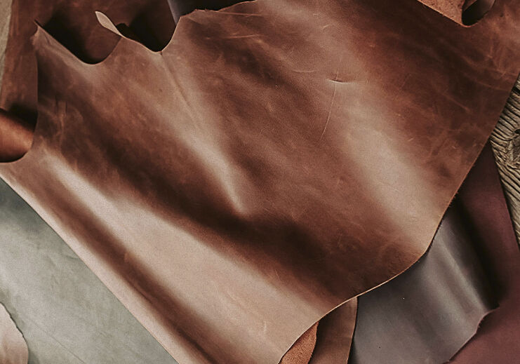 Pele de couro marrom em superfície plana