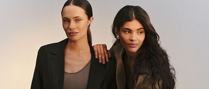 Duas mulheres posando com moda contemporânea