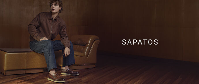 Modelo exibindo sapatos elegantes em ambiente sofisticado