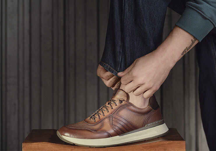 Homem ajustando sapato masculino marrom