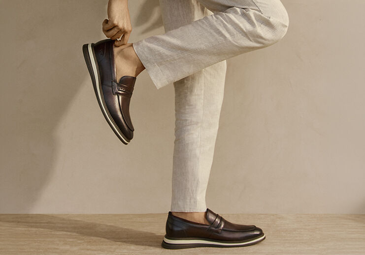 Sapato masculino marrom com calça clara