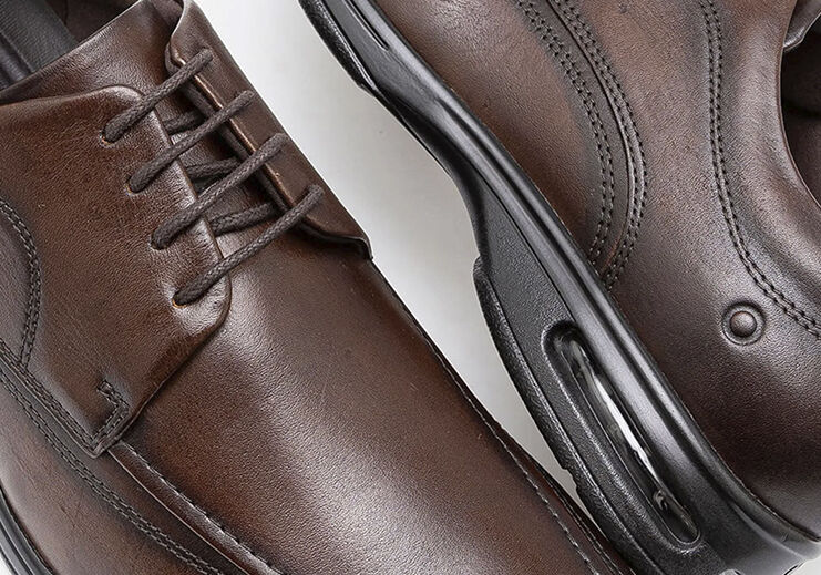 Sapatos masculinos de couro marrom em close