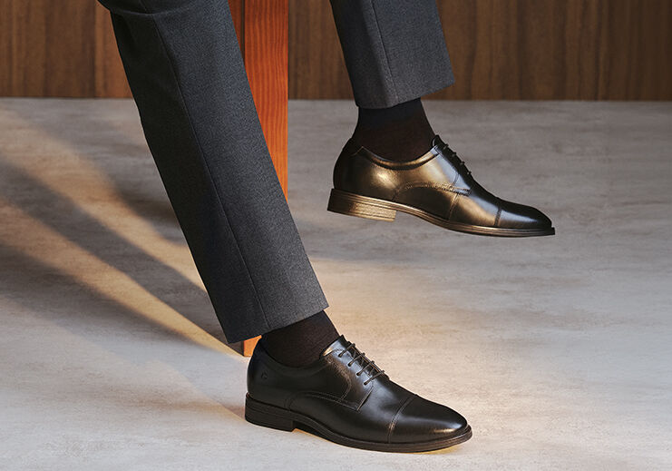 Sapatos masculinos pretos com calça social cinza