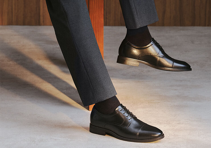 Sapatos sociais pretos com calça cinza