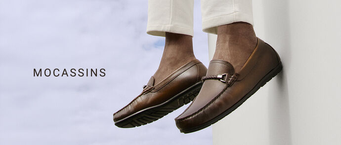 Mocassins de couro masculino em fundo claro