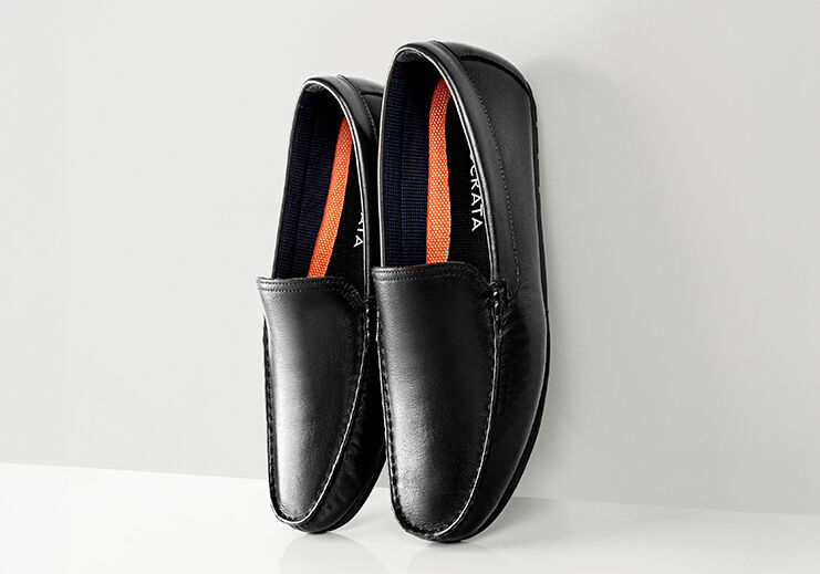 Sandalha masculina de couro preto elegante