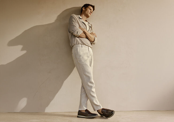 Modelo masculino em roupas casuais na tendência atual