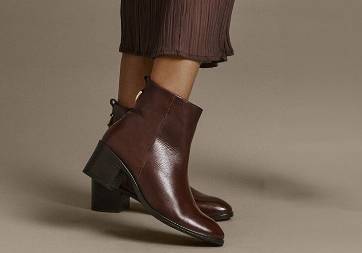 Bota feminina marrom de salto alto e estilo elegante