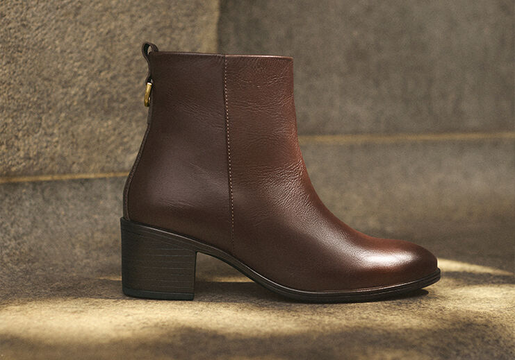 Bota marrom com salto médio e design elegante