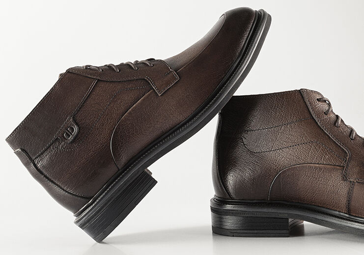 Botas de couro marrom de cano curto para homens