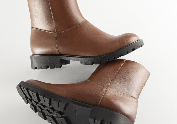 Botas marrons de couro com sola antiderrapante