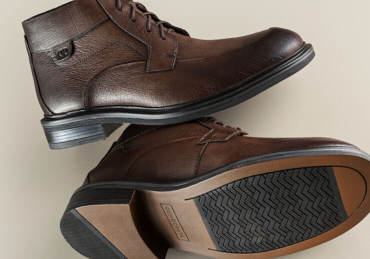 Botas masculinas marrons de couro com sola preta