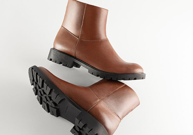 Botas marrons de couro com sola tratorada