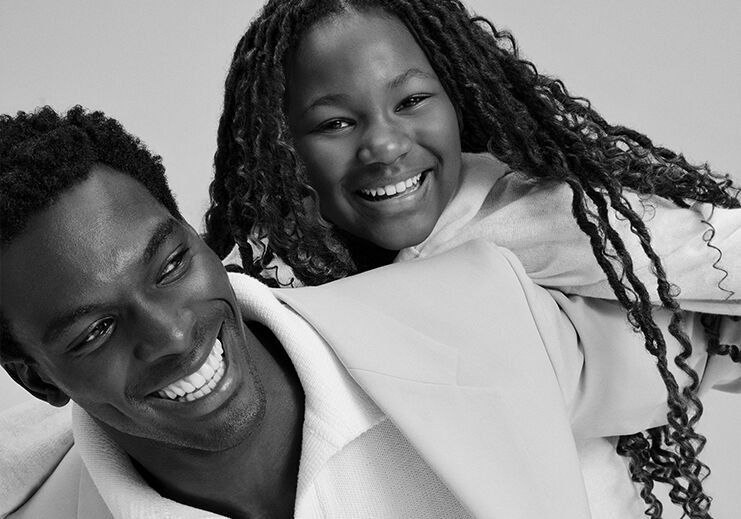 Homem e menina sorrindo em preto e branco