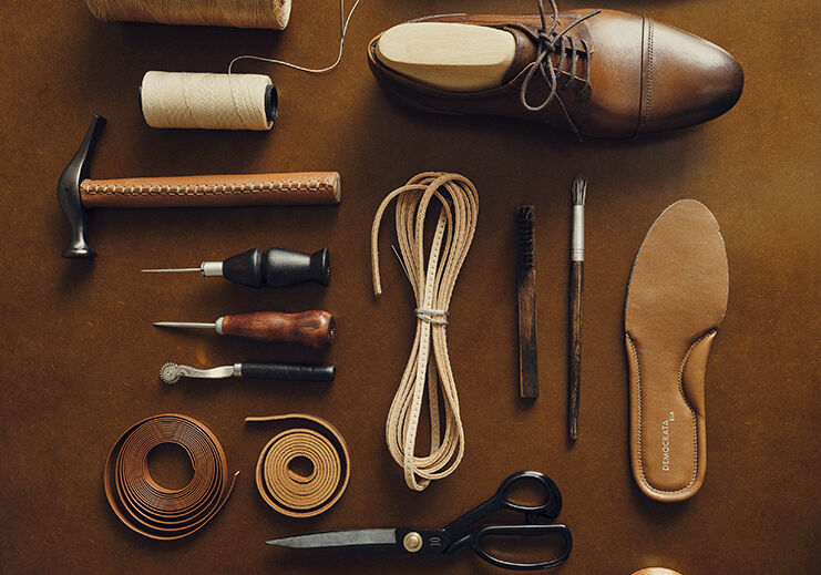 Ferramentas e materiais para sapateiro sobre mesa