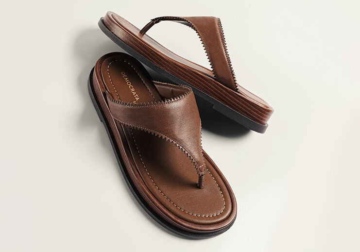 Chinelo de couro marrom masculino elegante.