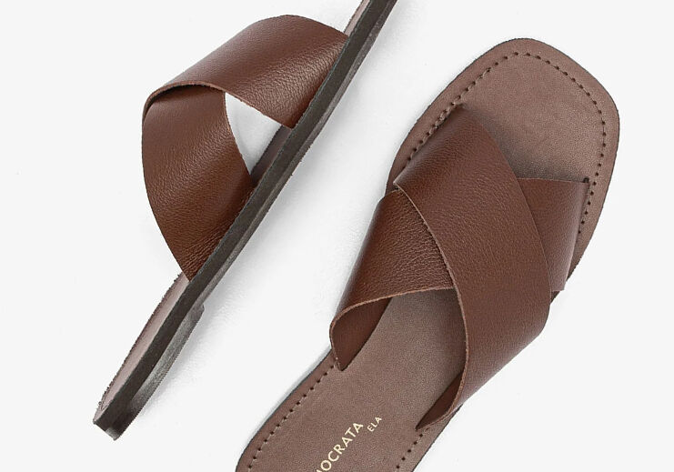 Chinelo feminino marrom de tiras cruzadas